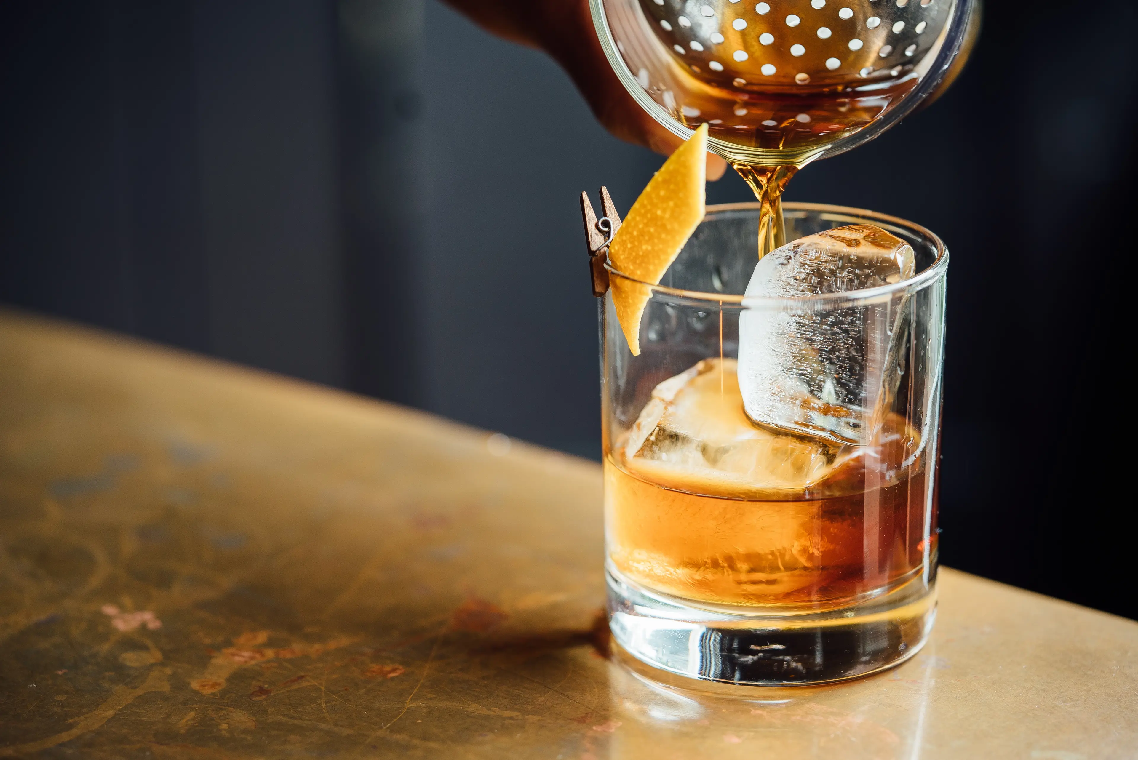 WHISKEY_LIQUOR_LUXURY_POUR